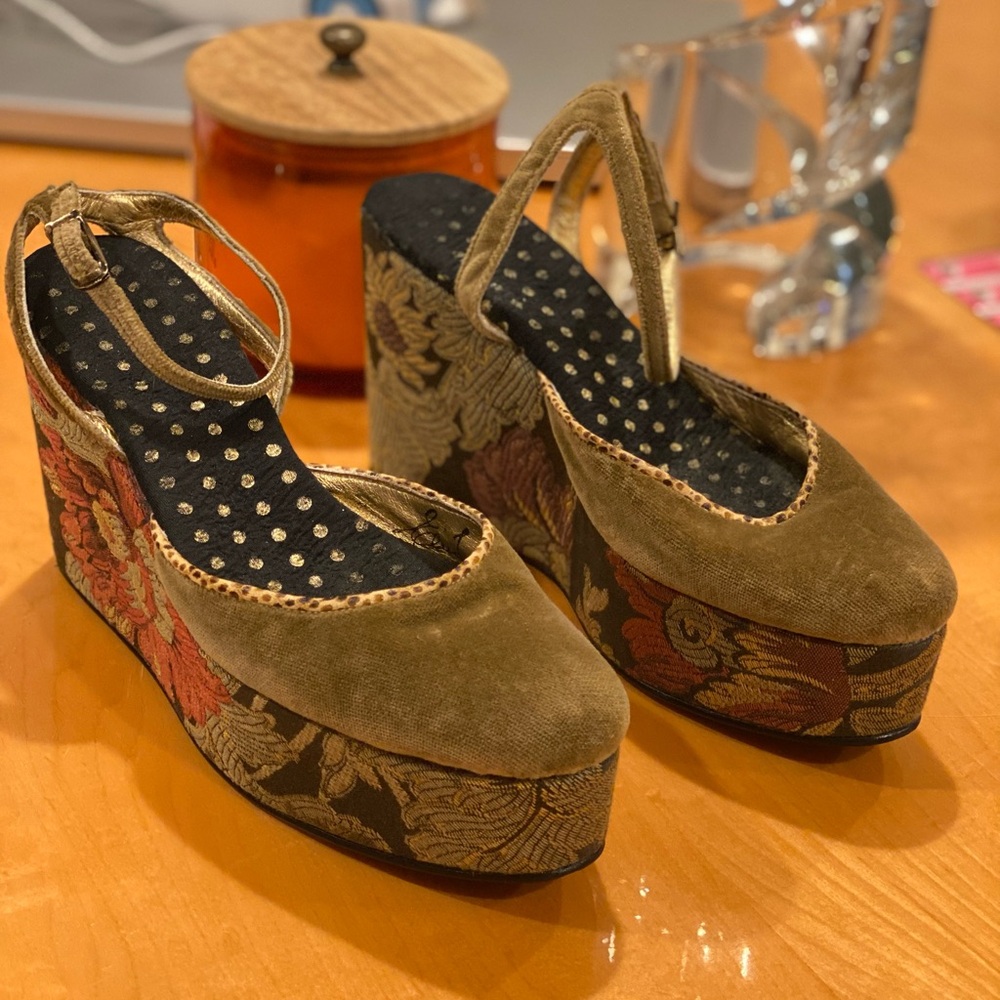 Elisa Ferrari Elegant Floral Platform Wedge Shoes - Tan